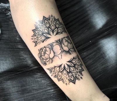  Tatouage mandala en trois parties sur l'avant bras